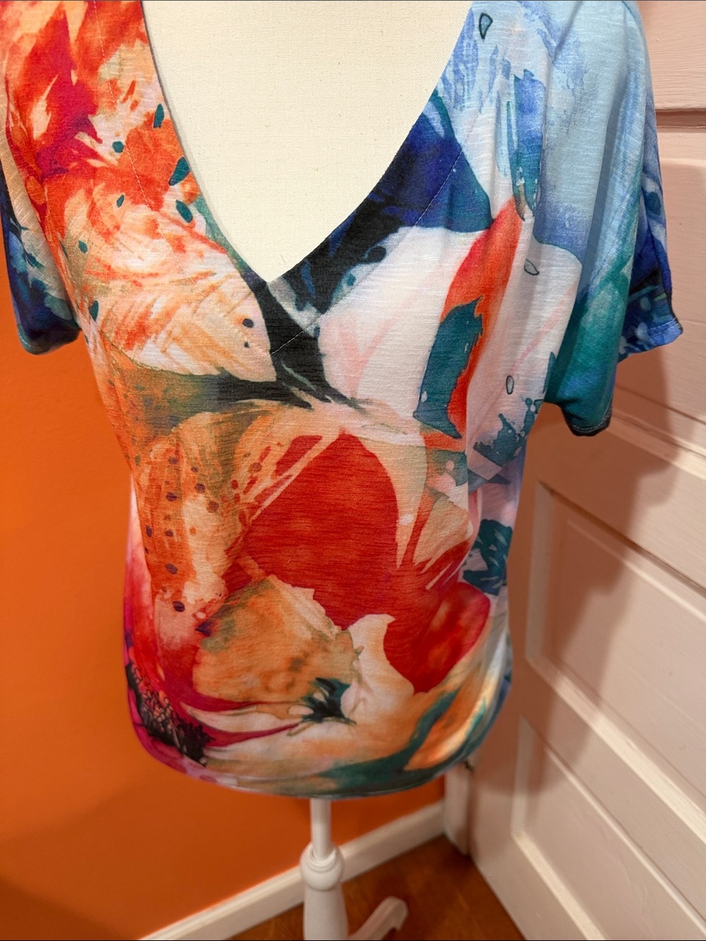 Chico's Multicolor Floral V-Neck Short Sleeve Tee